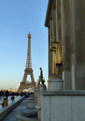 Statues dor&eacute;es et vue sur la tour Eiffel